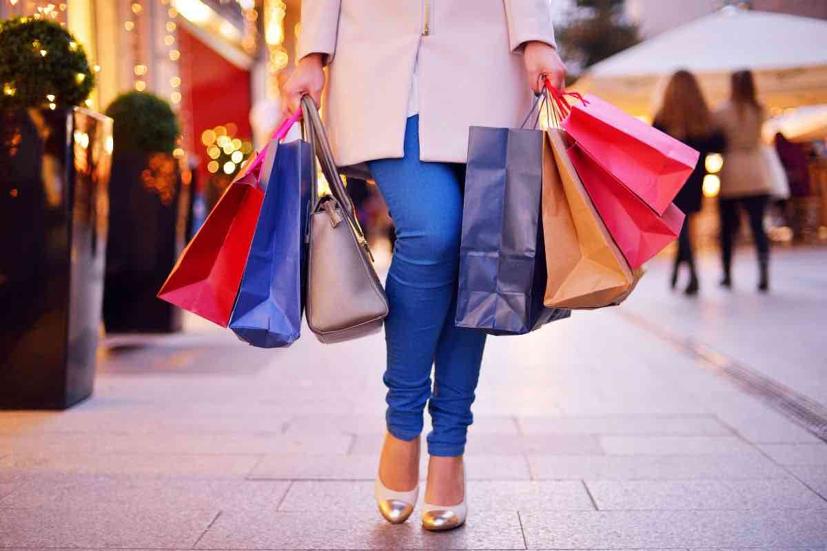 Donna con borse shopping in mano
