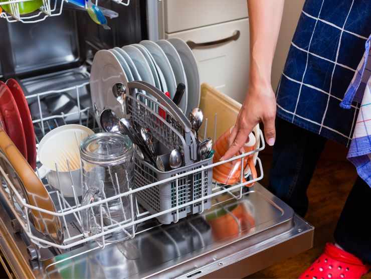 lavastoviglie aperta e piena di stoviglie