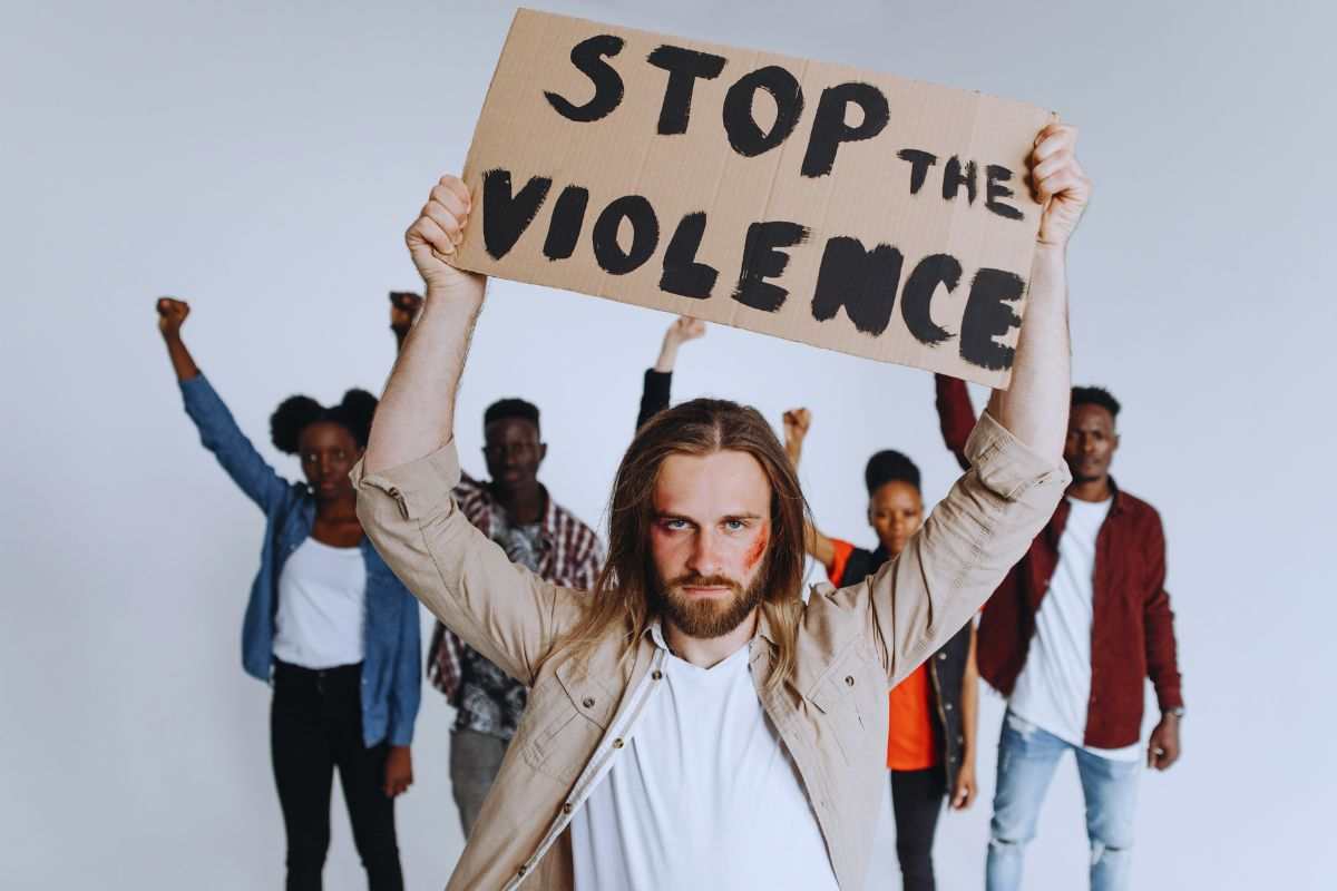 ragazzi con cartello su stop alla violenza